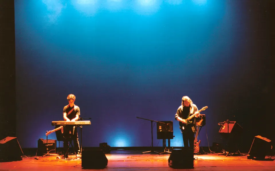 Plano general del escenario — Yamaha SY85 y guitarra