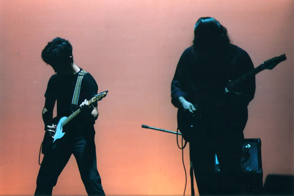 Dúo de guitarras con luz naranja
