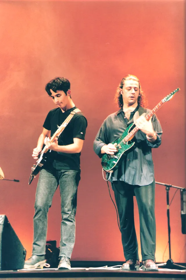 Héctor y Juanfra Serrano con guitarras en el Gran Teatro de Elche
