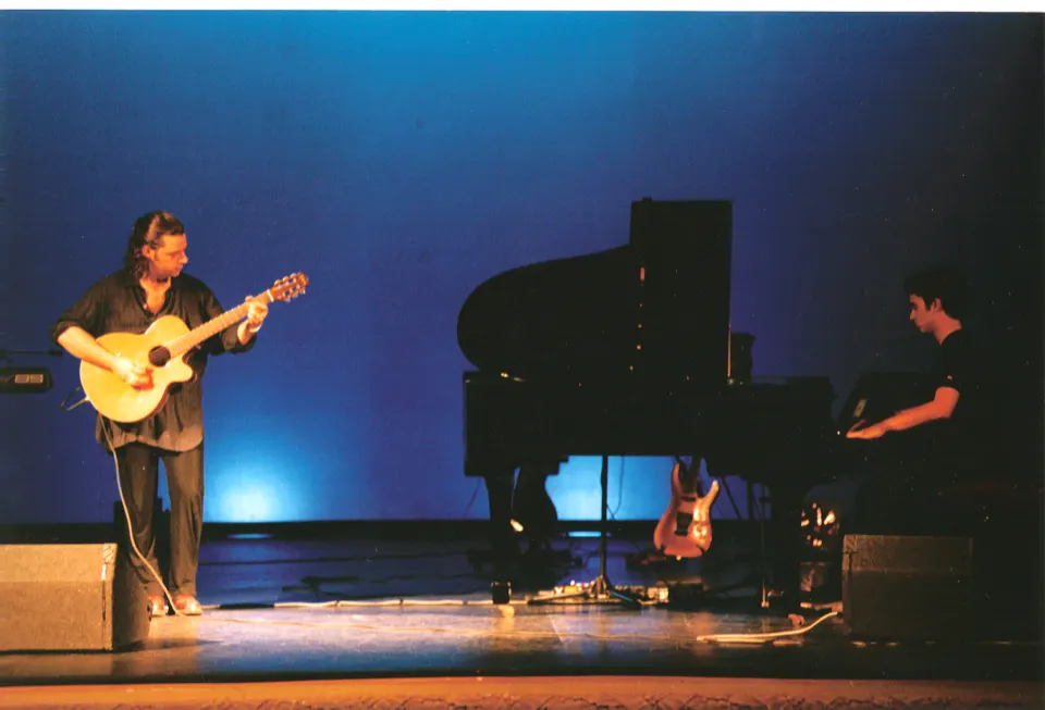 Juanfra con guitarra acústica, Héctor al piano