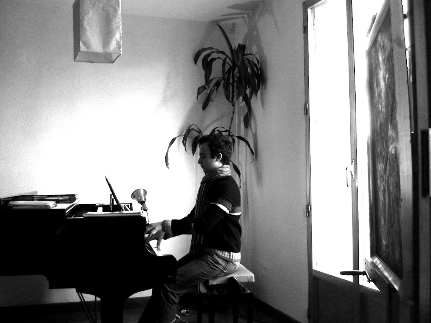 Héctor al piano de cola en el nuevo apartamento madrileño
