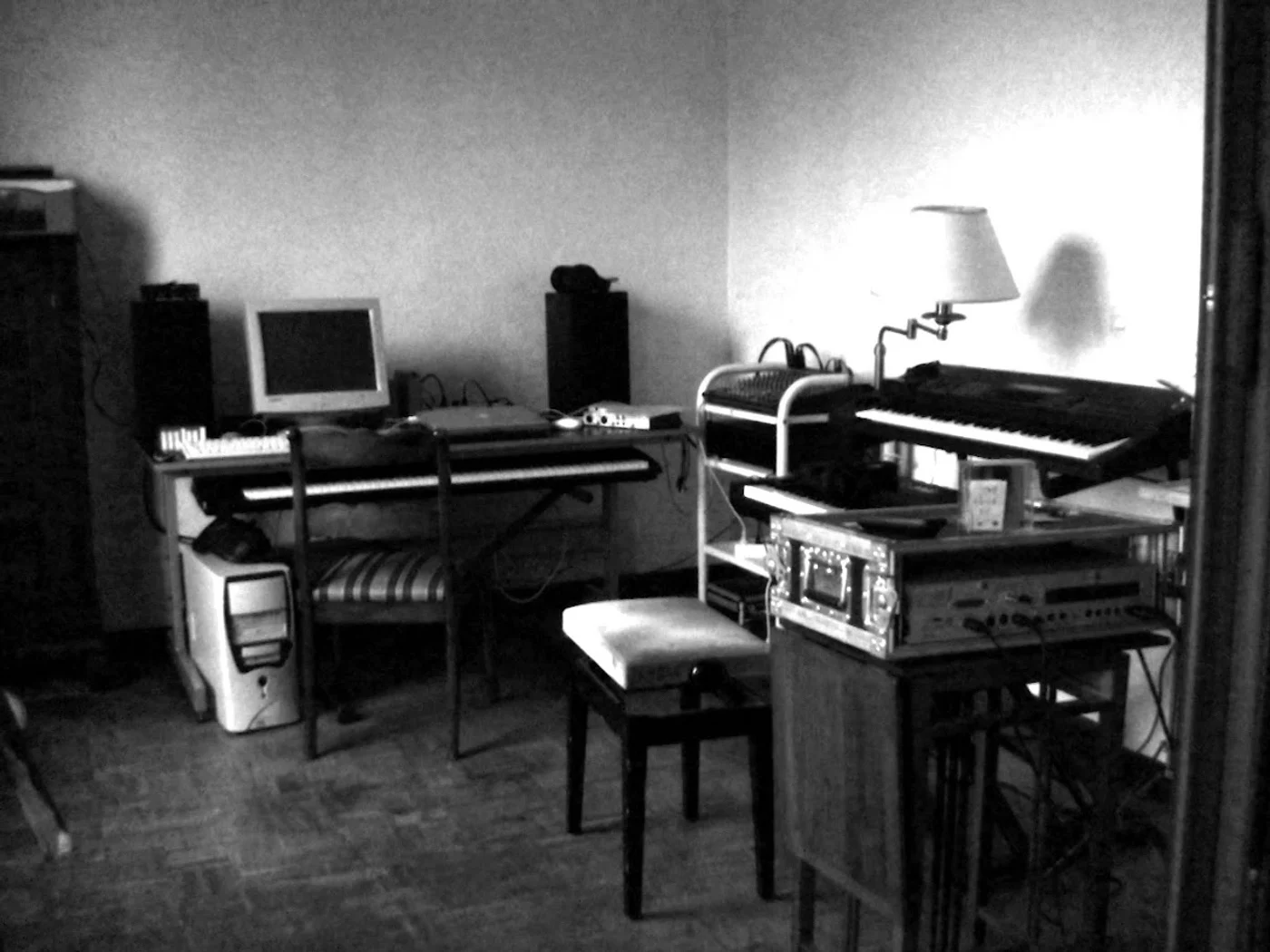 Panorámica del nuevo apartamento — estudio con CRT, teclados y rack
