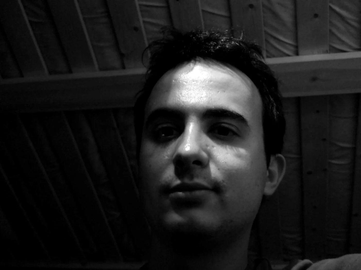 Héctor en El Zulo — home studio bajo la cama alta de IKEA, 2005