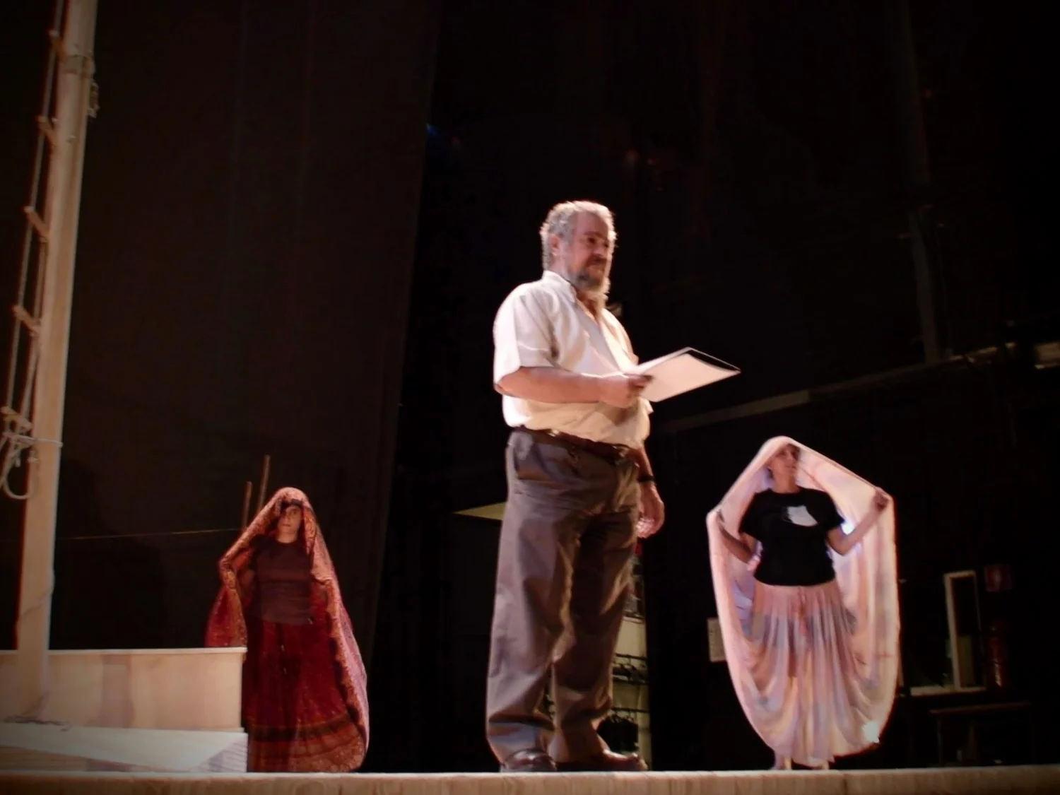 Antonio González Beltrán en escena con dos intérpretes de Las mujeres y el mar