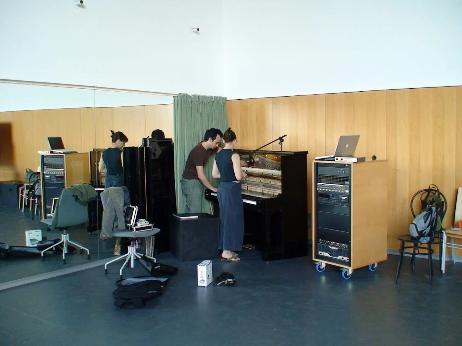 Sala de ensayo de Personia con piano vertical y equipo de grabación