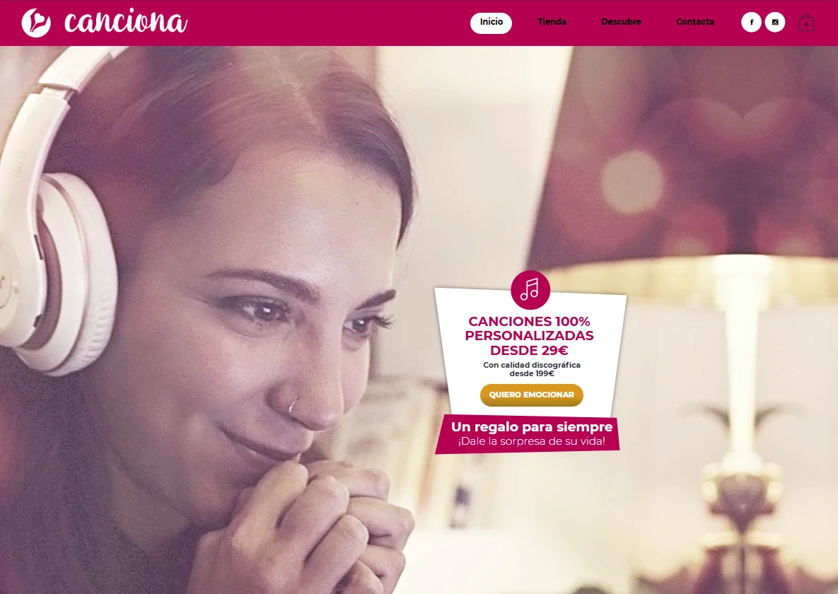 Home de Canciona.com en 2021 — logo canciona, mujer con auriculares y banner «Canciones 100% personalizadas desde 29€»