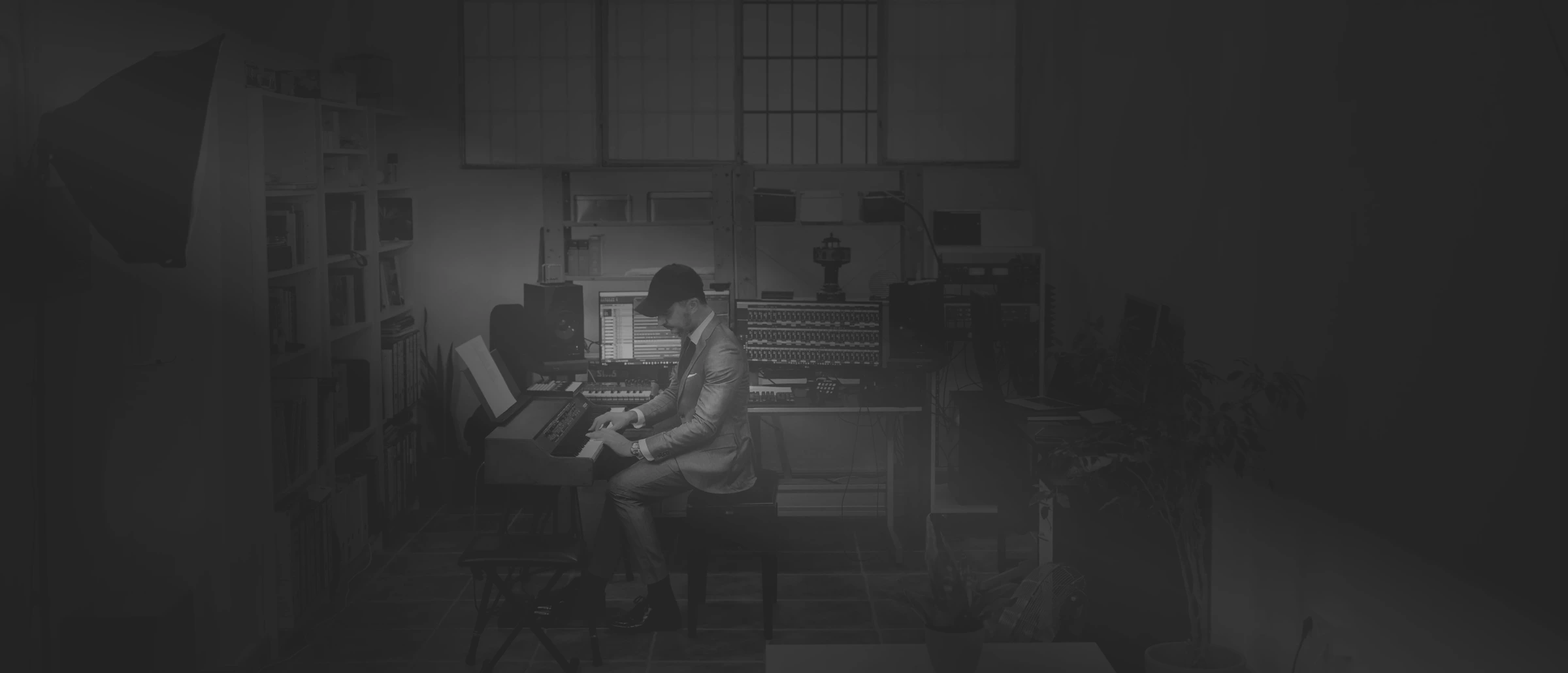 Héctor al piano en su estudio de hachedelara, panorámica en blanco y negro